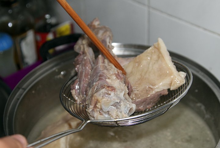 Свежую баранину хозяйка варит четыре часа. Особого отличия от классического бешбармака в Казахстане мы не заметили. Правда, в блюдо здесь не кладут картофель и лук. ©Роза Есенкулова