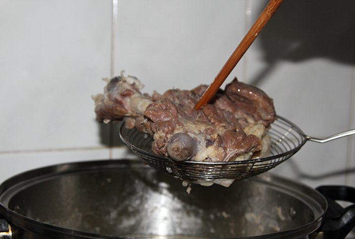 Айдын несколько раз в год старается выезжать на родину - в Синьцзян. Привозит домой мясо. Там он ездит верхом, кормит сына свежими молочными продуктами и занимается хозяйством - помогает родным. ©Роза Есенкулова