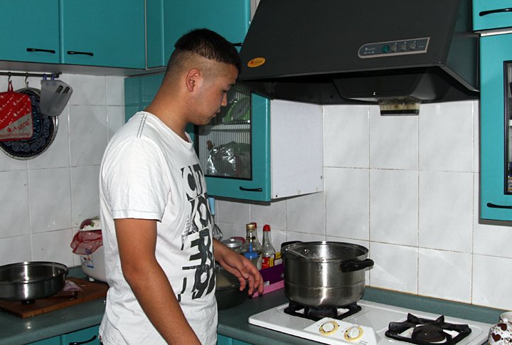 20-летний младший брат Айдына, он учится на фармацевта. Пока помогает Айдыну и Гульзат по дому. ©Роза Есенкулова