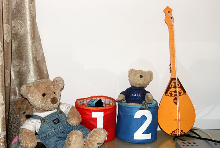 У маленького Марса есть домбра, правда, играть на ней он пока не научился. ©Роза Есенкулова