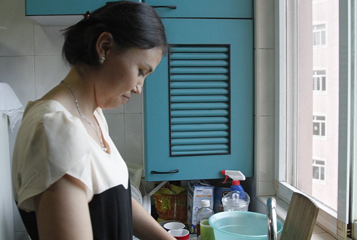 Гульзат и Айдын хотят приехать в Казахстан - недавно они подавали документы на получение казахстанской визы, однако Айдыну ее не выдали, так как он прописан в СУАР. Для того, чтобы визу одобрили, ему придется прописаться в Шанхае, а на это, говорит, пока нет времени. ©Роза Есенкулова