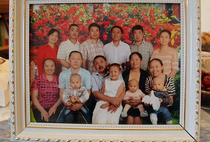 Родственники семьи Айдына. У отца Айдына - 12 братьев и сестер. Только трое из них имеют образование, остальные занимаются сельским хозяйством. ©Роза Есенкулова