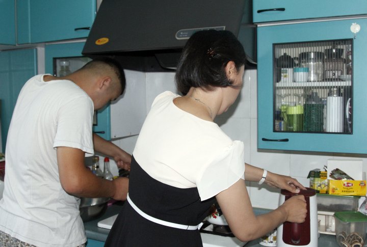 В СУАР они росли как настоящие казахи, чтили традиции. Ежегодно отмечают Наурыз, на Курбан-айт Гульзат печет баурсаки. ©Роза Есенкулова