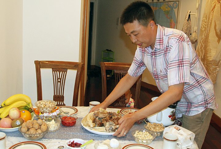 Обычный режим дня казахов в Шанхае: утром на работу, учебу. Вечером готовка, богатый дастархан с мясом и сладостями. ©Роза Есенкулова