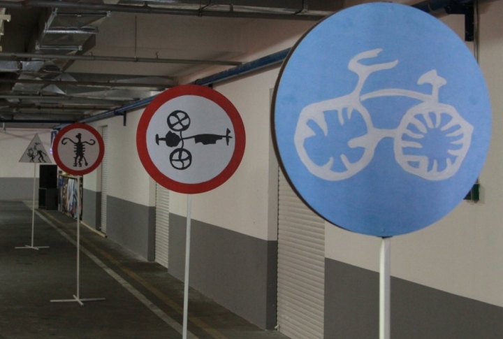 Дорожные знаки с изображением петроглифов Тамгалы-Тас. Автор Айгерим Джумагалиева.
©Владимир Прокопенко