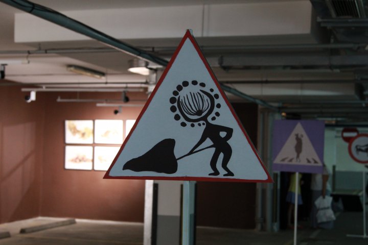 "Я хотела популяризовать в нашем обществе тюркские знаки. Вот здесь древний человек разделывает шкуру обитого животного. А в такой форме кажется, что это знак ремонта дорог", - Джумагалиева. ©Владимир Прокопенко