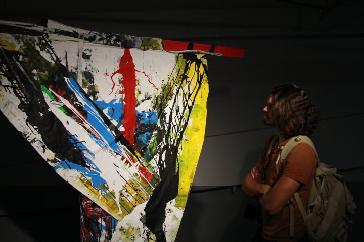 С первого раза разглядеть на холсте что-то определенное достаточно тяжело. Люди простаивают у картины десятки минут. ©Владимир Прокопенко