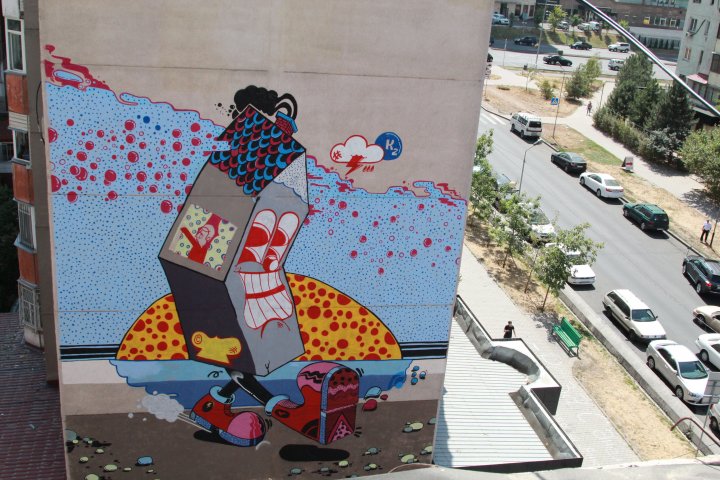 Английский уличный художник Sickboy, известный своей подписью Savethe Youth (Спаси молодость), украсил один из домов в микрорайоне "Самал-2". При создании своего граффити в Алматы Sickboy вдохновлялся идеями известного австрийского художника и архитектора Фриденсрайха Хундертвассера, который стремился соединить городскую среду с природной, сделать урбанистический пейзаж наиболее приближенным к природному. ©Владимир Прокопенко