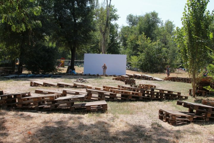 Другим проектом фестиваля ArtbatFest-2014 стали коммуникационные молодежные площадки. Так, на улице Шевченко между улицей Байсеитовой и Абылайхана голландская арт-группа REFUNC, используя промышленный и бытовой материал, создала необычную сцену, где будут проходить различные представления.
©Владимир Прокопенко