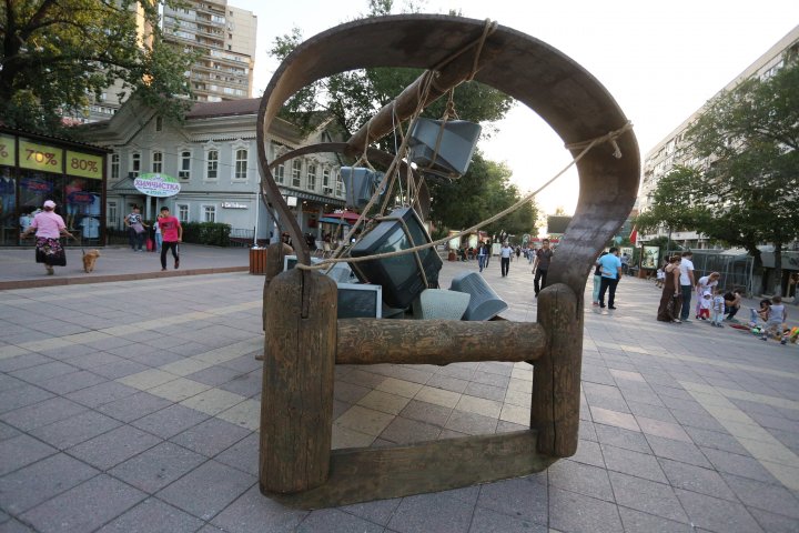 Фестиваль ArtbatFest-2014 превратил пешеходную часть улицы Жибек жолы в своеобразный театр современного искусства под открытым небом.
©Ярослав Радловский