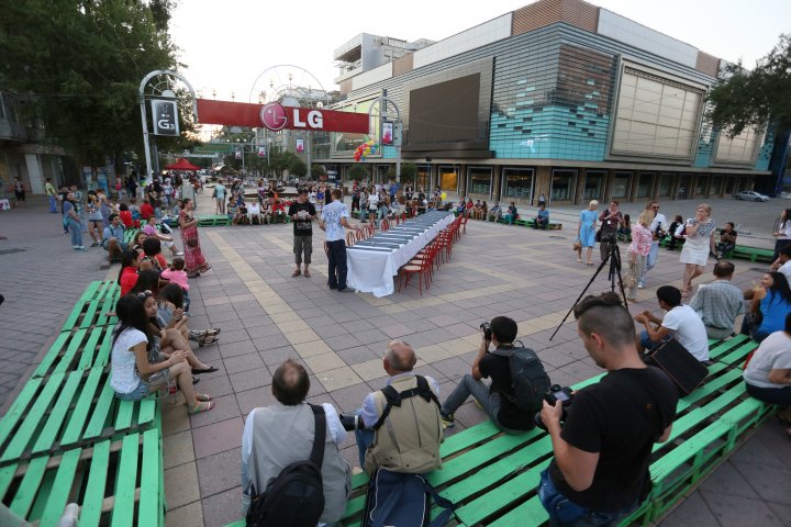 Австрийский перформансист, как его часто называют - художник-повар Рэне Штессл, приготовил специальное угощение "Суп для друга". Однако сделал это в театральной форме с привлечением к процессу зрителей. ©Ярослав Радловский