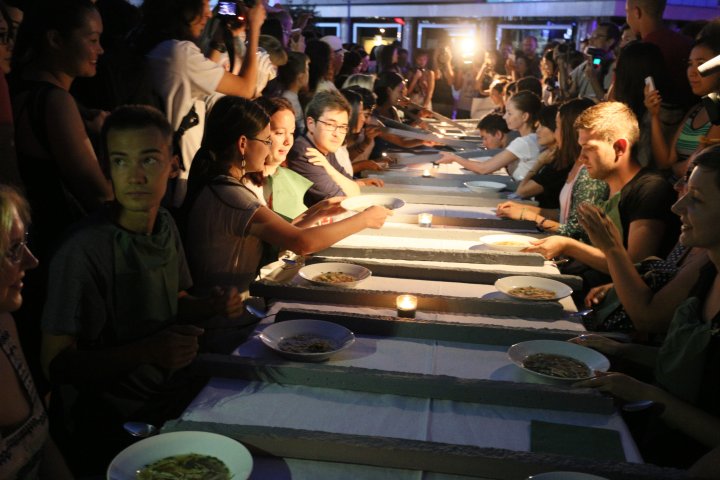 Каждый должен накормить своего визави. ©Ярослав Радловский