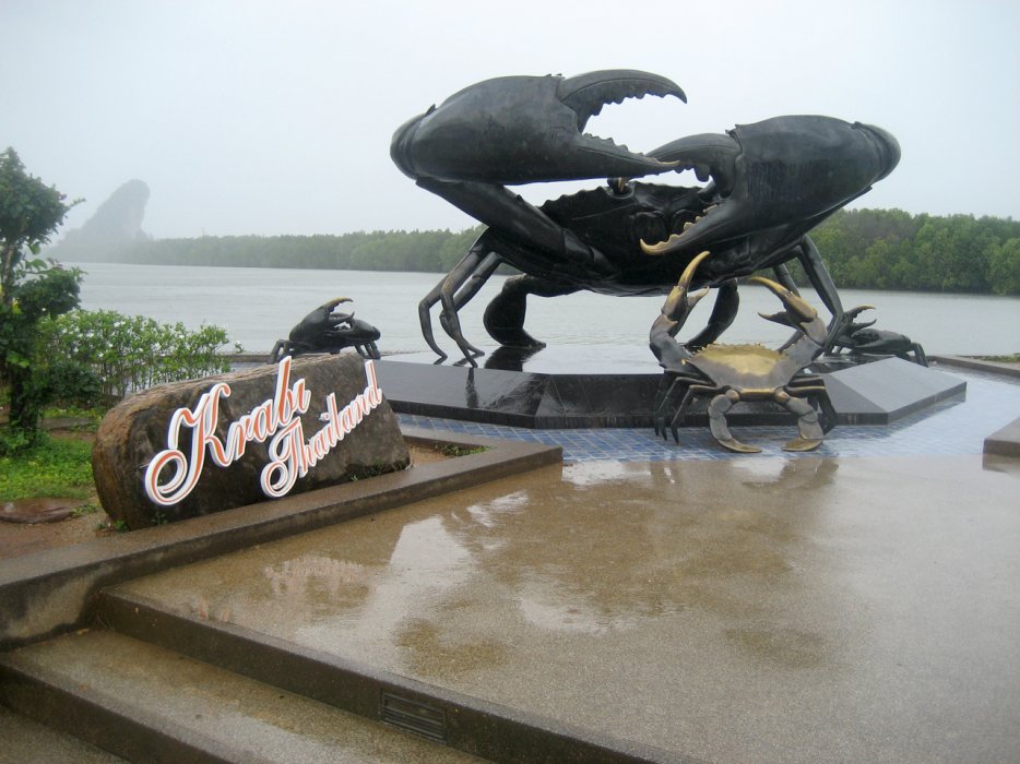 Провинция Краби славится необычайно красивыми сталактитовыми пещерами, мангровыми зарослями и горячими источниками. Краби - это не краб, которого вы видите на фото, а та гора, что на дальнем плане, напоминающая меч. "Краби" в переводе на русский язык - "меч". С Пхухета можно добраться в Краби на пароме, из Бангкока на самолете.