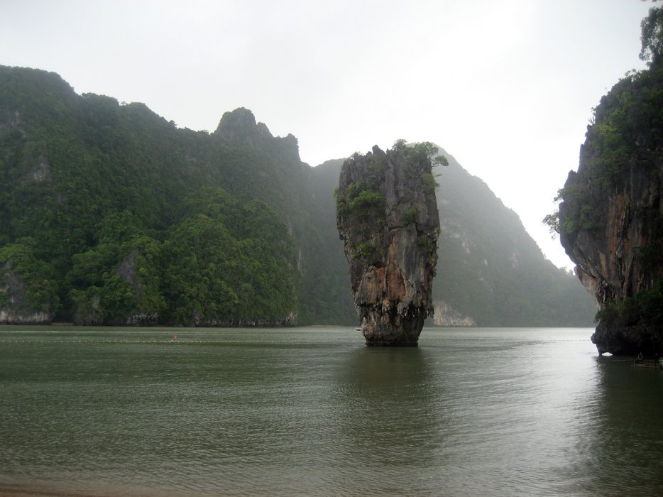 Гора в форме перевернутой бутылки и есть знаменитый остров Джеймса Бонда. Здесь проводились съемки одного из фильмов о Джеймсе Бонде.