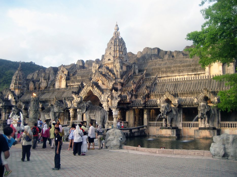  Каждому туристу Пхукета обязательно нужно побывать во Дворце слонов - сказочном театре, где проходят знаменитые шоу.