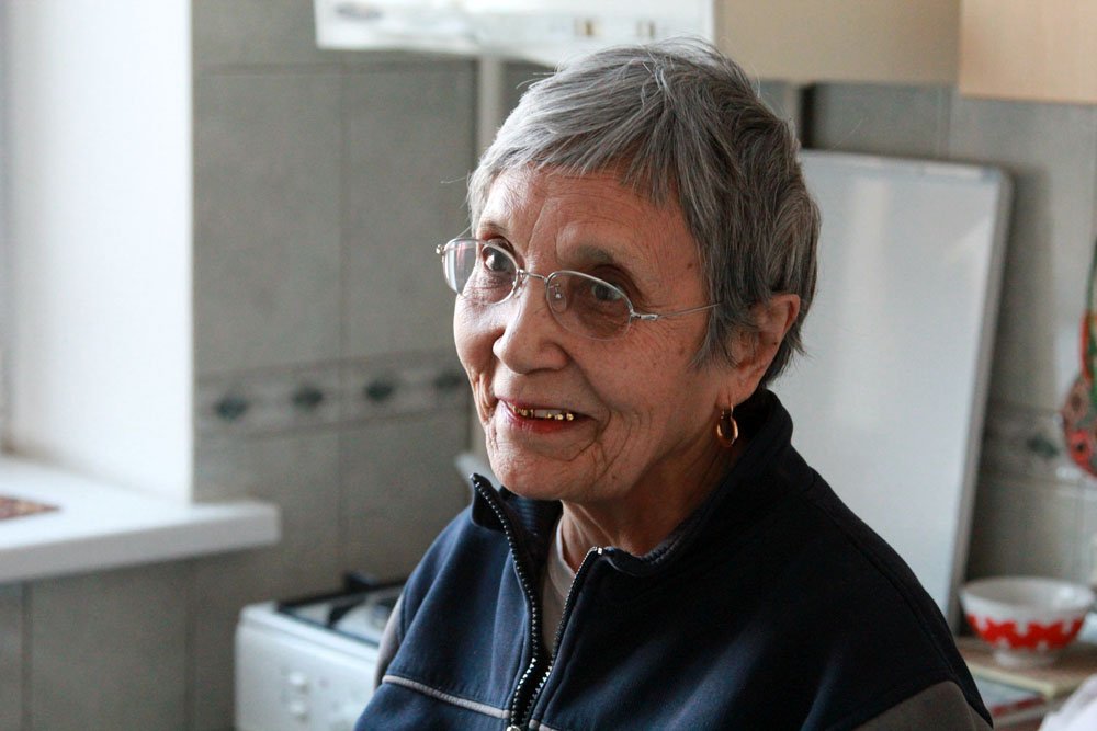 В свои 79 лет Венера Саитовна не унывает - делает зарядку, плавает. Вместе с Дедом Морозом даже спела песню на казахском языке. © tengrinews.kz
