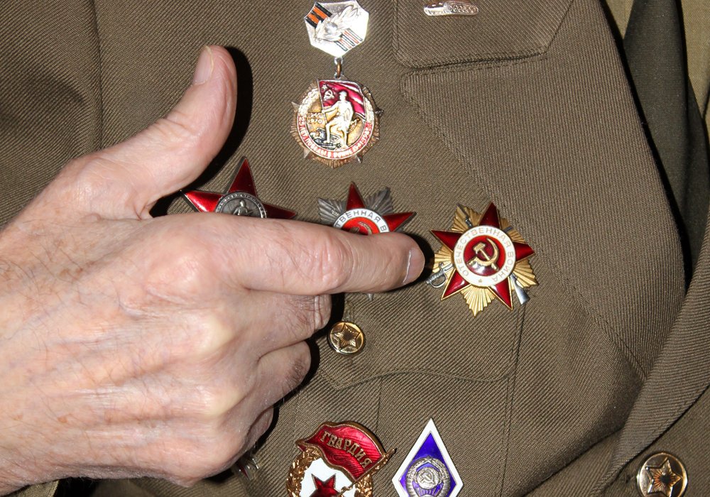 Знаменательно для Дмитрия Малышева было и то, что он был включен в группу по подготовке к параду - прохождению 25 танков. "Мы готовились в ночное время, проходили тренировки. Офицеры обязательно должны были иметь два или больше орденов. Я уже имел орден Красной Звезды и медаль "За боевые заслуги". Бой Кремлевских курантов разносится по всей площади. Цокот копыт - выезжает Жуков из Спасских ворот, встречается с Рокоссовским. Начался объезд войск. Очень торжественно было". © tengrinews.kz