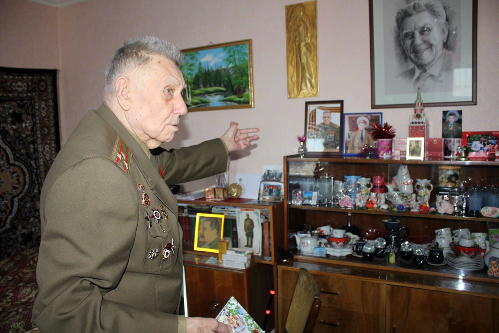 Сейчас ветерану уже 90 лет, и он очень любит рисовать акварелью и сочинять стихотворения. Он с удовольствием показывает и дарит свои рисунки гостям и читаем им свои произведения. В 2015 году, к празднованию 70-летия Дня Победы, он собирается поехать в Москву и встретиться там с однополчанами. © tengrinews.kz