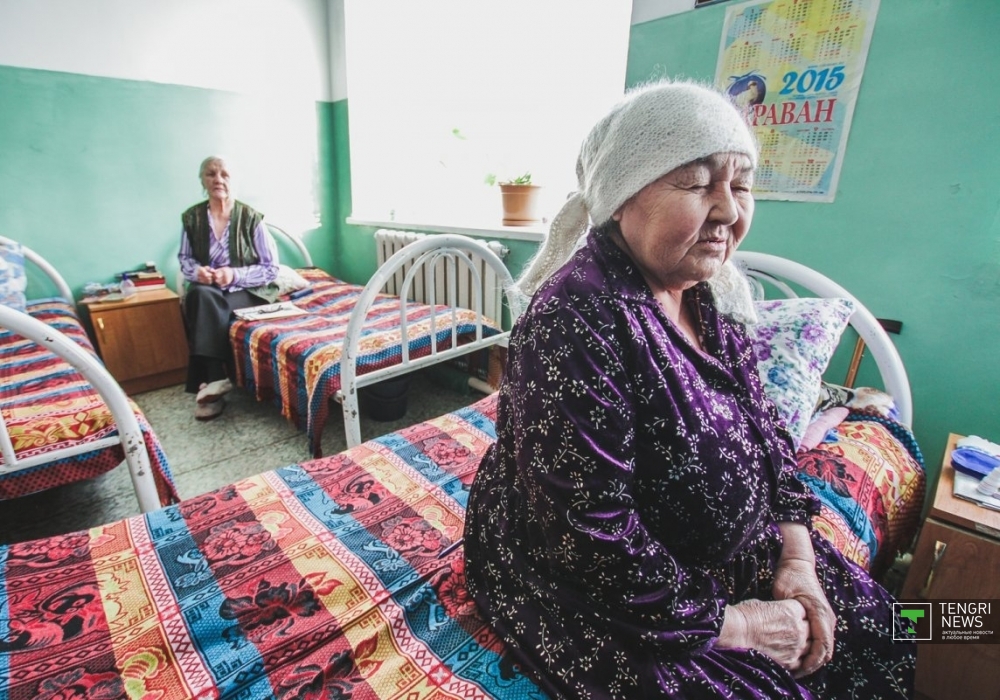 "На улице никогда не жила, по мне же видно. Вот совсем ослепну, тогда что будет? Кто меня возьмет к себе?", - говорит она. Фото Турар Казангапов ©