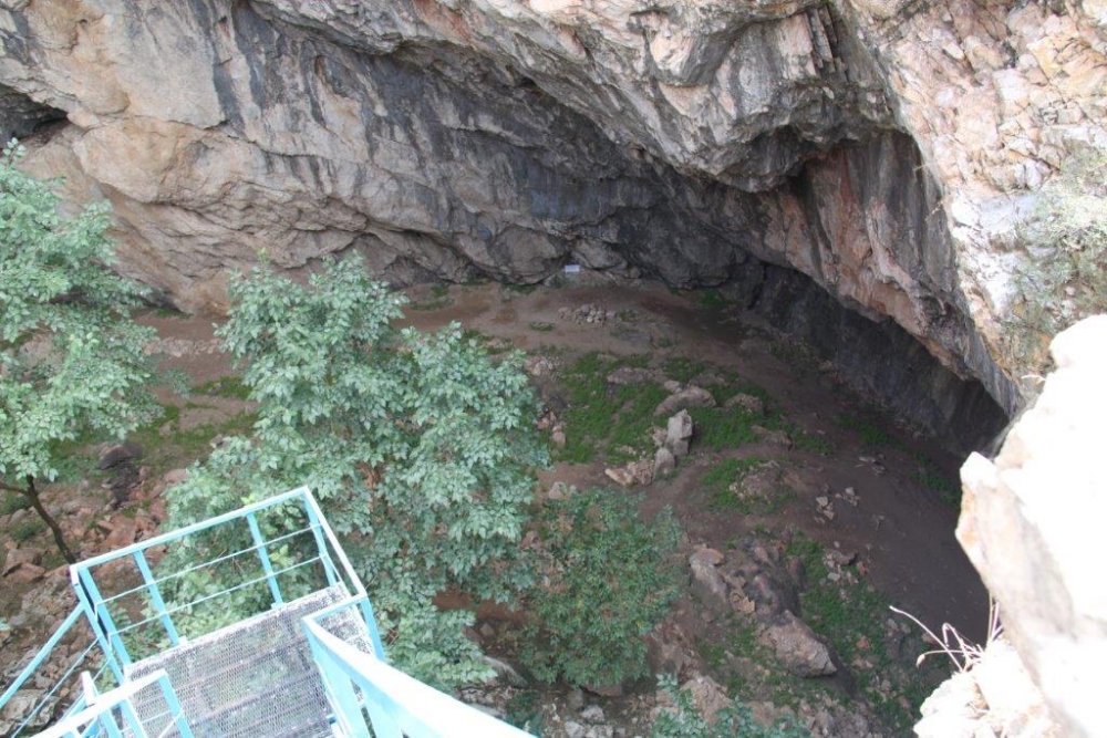 Внутри находится обширный зал. Существуют версии, что здесь скрывались женщины и дети во времена нашествия джунгаров. Местные жители сохранили в памяти и другое предание - о том, что в пещере обитал дракон, который постоянно задевал крыльями своды своего жилища, расширяя его. 