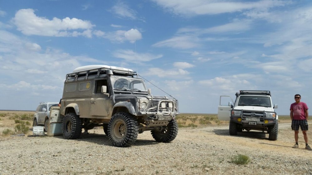 Участники экспедиции из России. Для проезда по пересеченной местности нужны подготовленные машины, так как самые интересные места, как правило, находятся вдали от основных дорог.