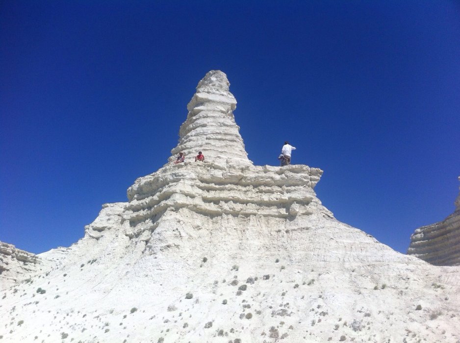 Меловое плато расположено вблизи Каспийского моря. Оно изобилует причудливыми формами, кажется, что здесь застыло время. К слову, среди уфологов существует версия, что эти возвышенности - своего рода маяки для инопланетян. К примеру, при помощи рентгеновского оборудования у знаменитых египетских пирамид можно увидеть столб энергии. Таким же эффектом, по данным исследователей, обладает и гора в урочище Актолагай.