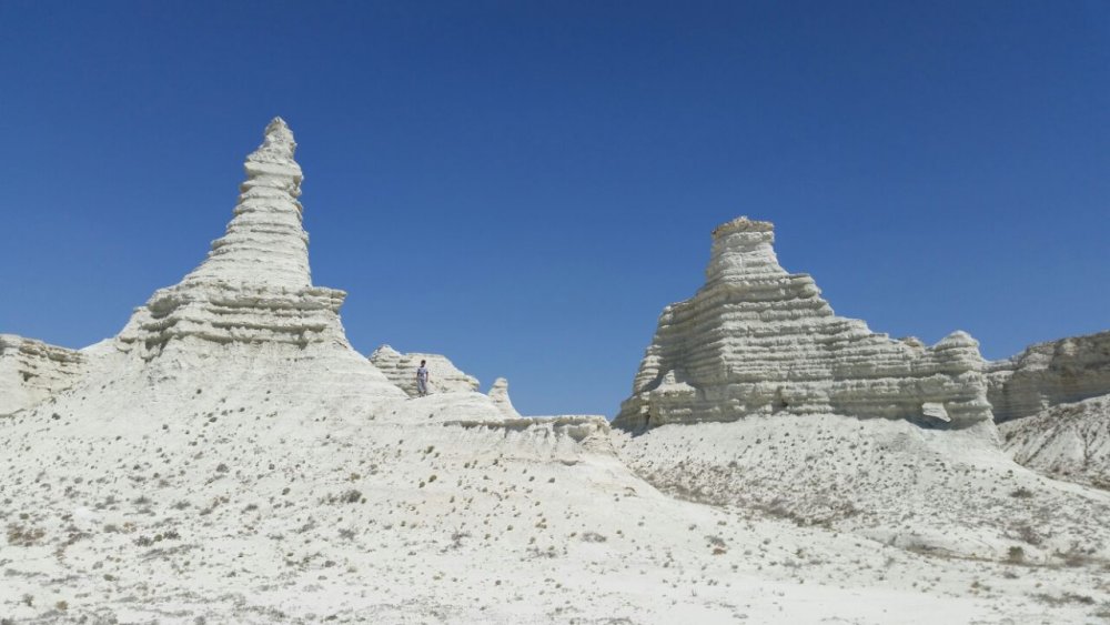 Аккегершен - местность на границе Актюбинской и Атырауской областей. Это уникальные меловые скульптуры, созданные природой. Доказано, что эта территория раньше была морским дном - здесь до сих пор находят окаменелые останки моллюсков, акул и динозавров. В наше время плато представляет собой пустынную местность. Сложно представить, что десятки миллионов лет назад здесь кипела жизнь.