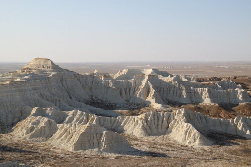 Белоснежные горы особенно необычно смотрятся на общем плане, где видно, что они возвышаются посреди абсолютно ровной степи. Сюда сложно добраться, но это того стоит. Местность привлекает любителей нехоженых троп.