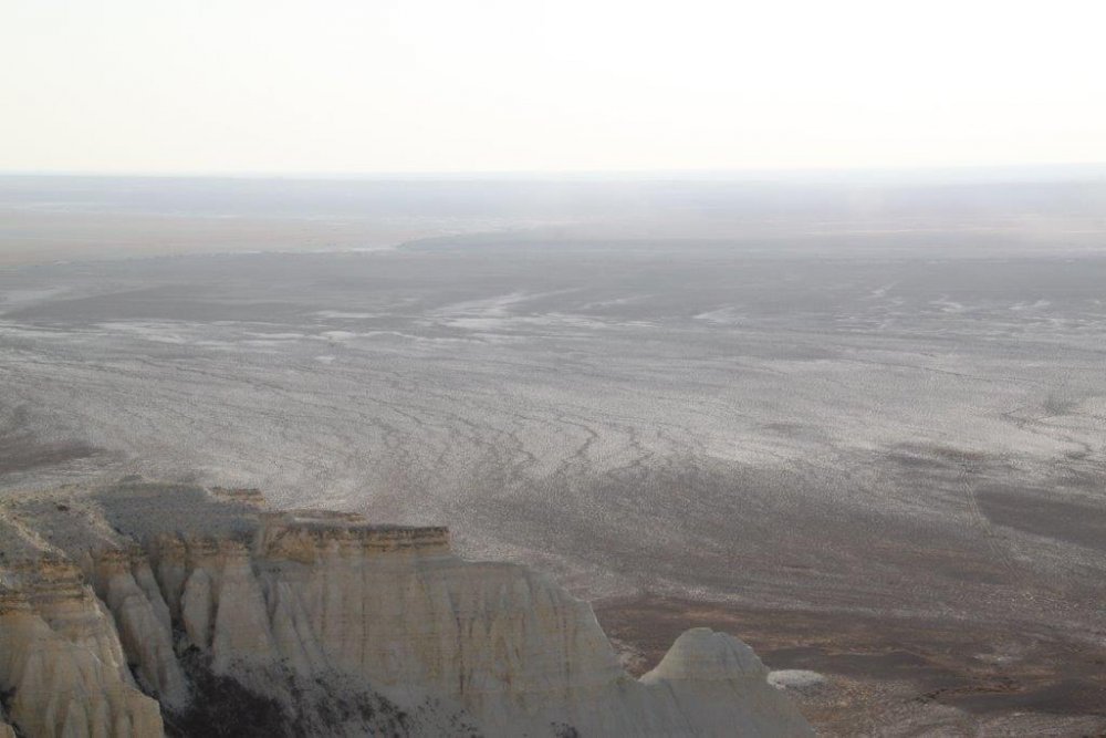Если включить воображение, можно представить, как много миллионов лет назад здесь колыхалось море, в котором плавали динозавры.