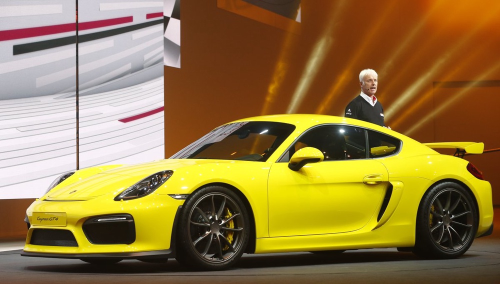 Технических характеристик спорткупе Porsche Cayman GT4 хватает, чтобы разгоняться с места до первой сотни за 4,4 секунды при максимальной скорости 295 км/ч. © REUTERS