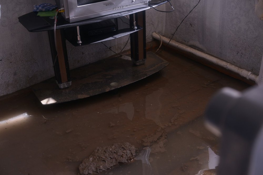 "Света нет, вода идет, в доме мебель испортилась, вода со вчерашнего дня по пояс была и не уходит. Резко хлынуло", - рассказывала 25 марта пострадавшая Гульмира Жазыкбаева.