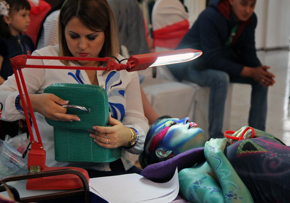 Следующий этап технический. Здесь оценивается слияние ресниц, отступ от основания и другие специфические моменты. Фото © Николай Колесников