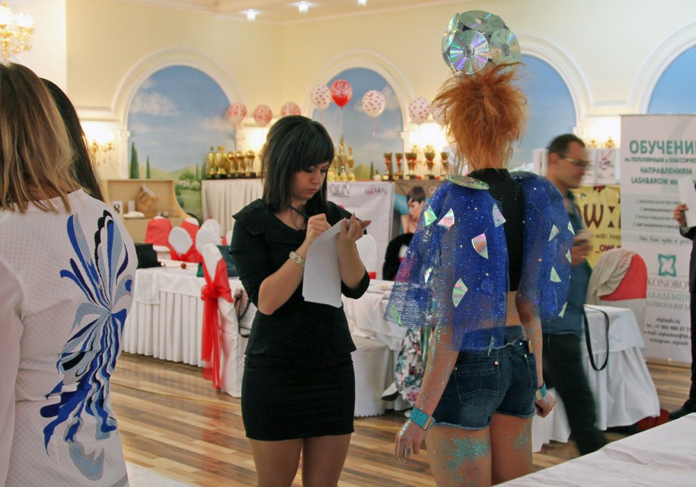 Чемпионат проходил три дня. В первый день участники делали классическое наращивание ресниц. Фото © Николай Колесников