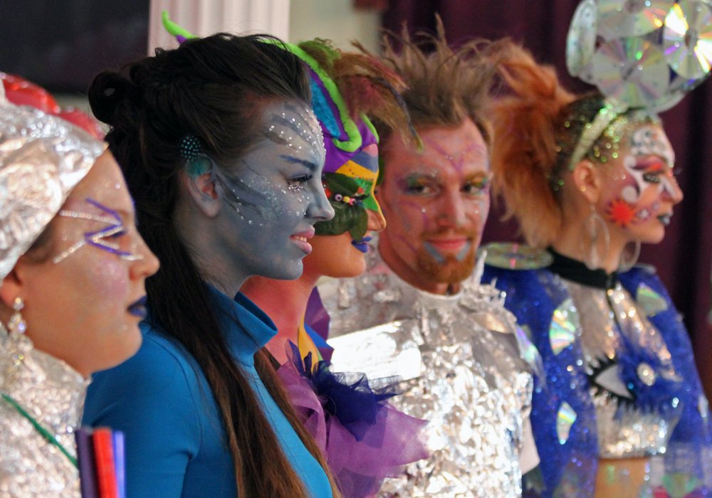 В третий день соревнований мастера создают творческий образ модели, неотъемлемая часть которого - ресницы. Фото © Николай Колесников