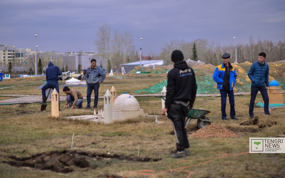 Всего в "Карте Казахстана" насчитывается порядка 450 миниатюр архитектурных строений страны. Как признается директор комплекса Алма Алтыбаева, многие макеты не обновлялись с момента открытия "Атамекена". Сейчас идет усиленная работа по его реставрации. © Фото Турар Казангапов.