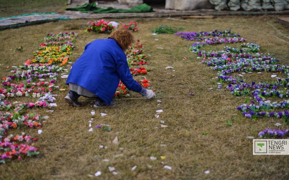 К 20-летию Ассамблеи народа Казахстана памятная дата будет выложена цветами. А рядом разместят композицию из 25 национальных домиков. Сейчас их созданием занимаются в мастерской. Как пояснил главный мастер комплекса Толеугазы Байгалиев, они готовы на 60-70 процентов. Как обещает администрация комплекса, рядом с домиками будут нарисованы флаги 130 стран, представители которых проживают в Казахстане. © Фото Турар Казангапов