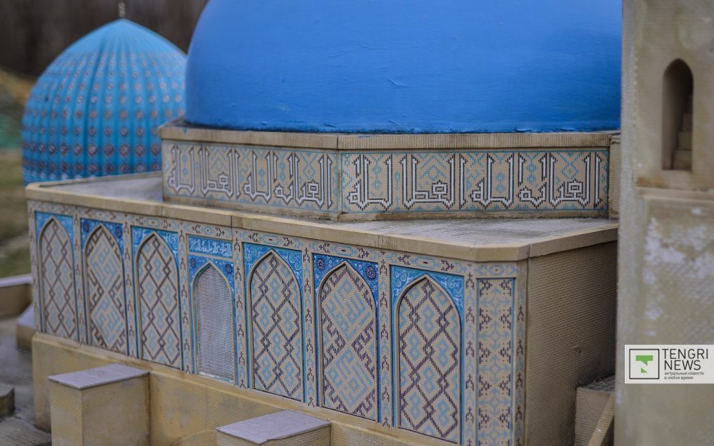 Макеты, которые построены из песка и камня, на зиму просто закрывают. Те, что можно перенести, прячут в мастерских и складах и реставрируют. За зиму, по словам директора комплекса, было отремонтировано порядка 100 макетов. Мавзолей Ходжа Ахмета Яссауи в Туркестане. © Фото Турар Казангапов.