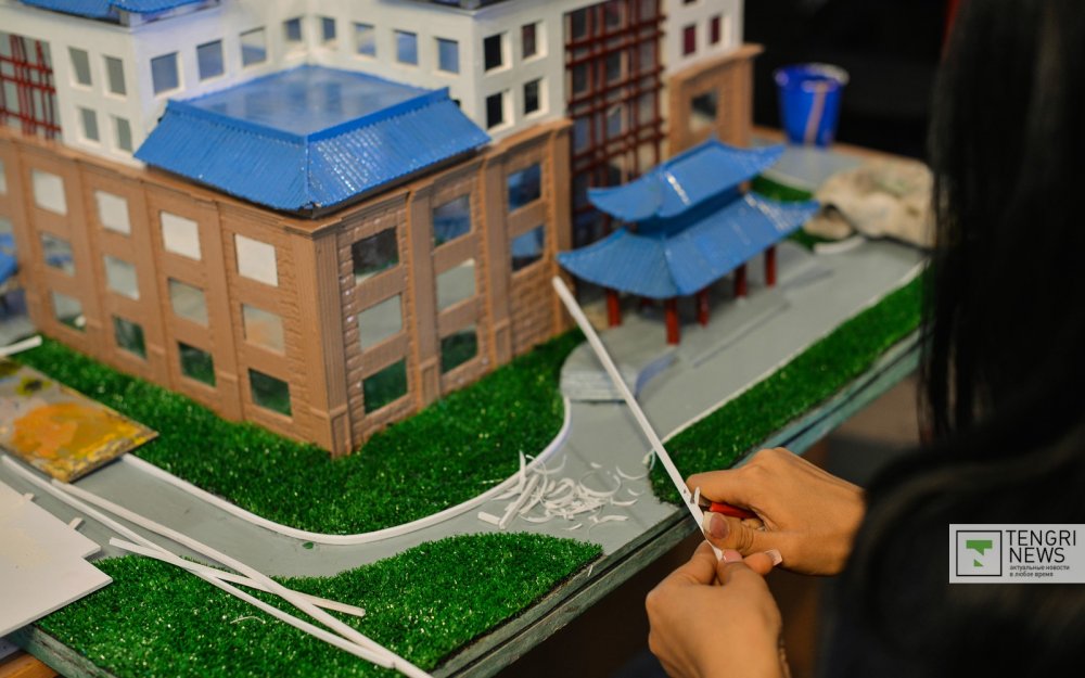 С конца марта в помощь мастерам пришли 30 учащихся политехнического колледжа Астаны. Они работают попеременно - то на улице, то в мастерской. Сегодня шел дождь, поэтому целый день они будут заниматься реставрацией в мастерской. Ребята проходят практику и получают за это деньги от Центра занятости. По словам главного мастера, их наставника Толеугазы Байгалиева, с колледжем они работают впервые. Раньше помогали с реставрацией студенты Казахстанско-Турецкого Университета имени Яссауи и из Казахстанского агротехнического университета в Астане. Однако, по мнению наставника Толеугазы Байгалиева, с учащимися колледжа оказалось работать намного комфортнее. Они старательно выполняют работу и быстро учатся, рассказывает Байгалиев. © Фото Турар Казангапов.