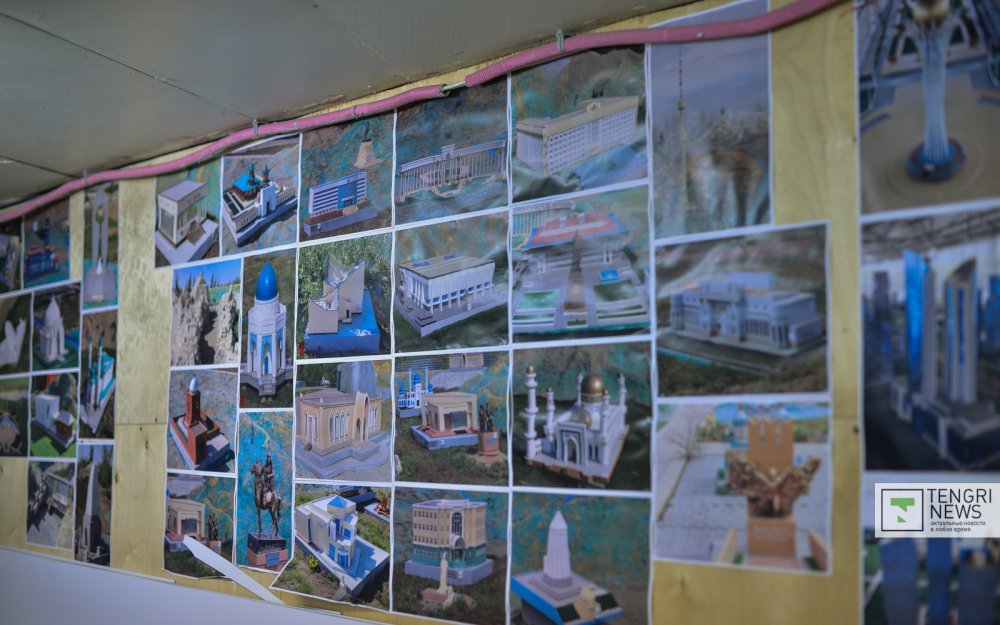 На стене развешаны фотографии и схемы всех имеющихся зданий, макеты которых необходимо отреставрировать. © Фото Турар Казангапов.