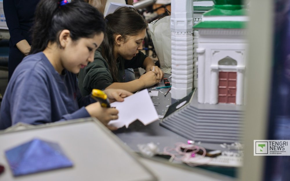 Ребята разделились по командам из двух-трех человек. По их словам, им показали все макеты, которые необходимо обновить, и каждый выбрал себе тот, которым хочет заняться.  "Другой человек делал этот макет, а мы его просто реставрируем, поэтому бывает тяжеловато. А, в общем, легко", - делятся впечатлениями студенты третьего курса политехнического колледжа. © Фото Турар Казангапов.