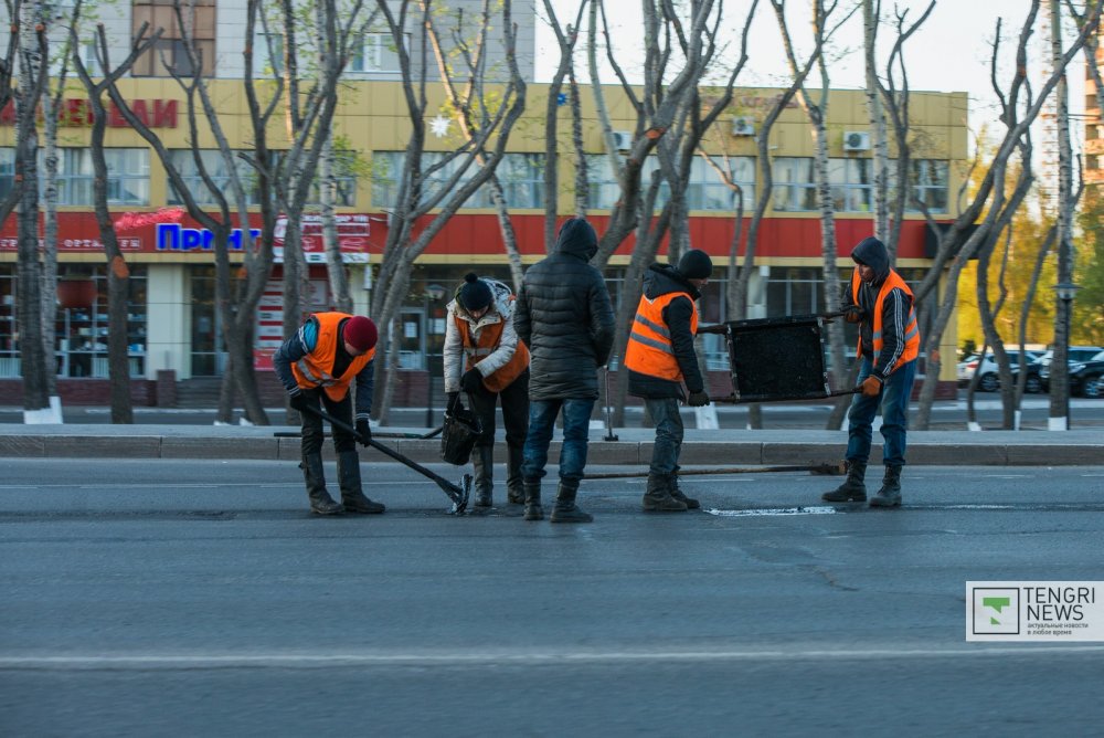 Пока нет большого потока машин, производятся ремонтные работы дорожного покрытия. Фото Турар Казангапов ©