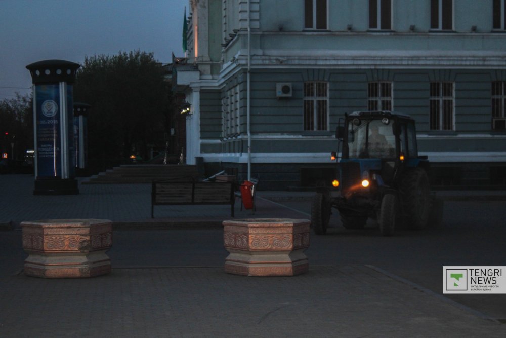 Тишину раннего городского утра нарушил звук заработавшего двигателя трактора у театра имени Горького. Фото Ренат Ташкинбаев ©