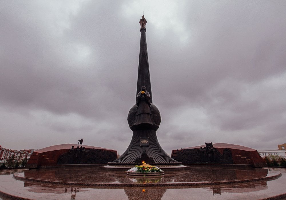 Фонтаны на парадной аллее, мужественные лица на барельефах, фигура матери в скорбном молчании и Вечный огонь - память о народном подвиге. Монумент "Отан Коргаушылары" - один из самых красивых в стране. ©Турар Казангапов