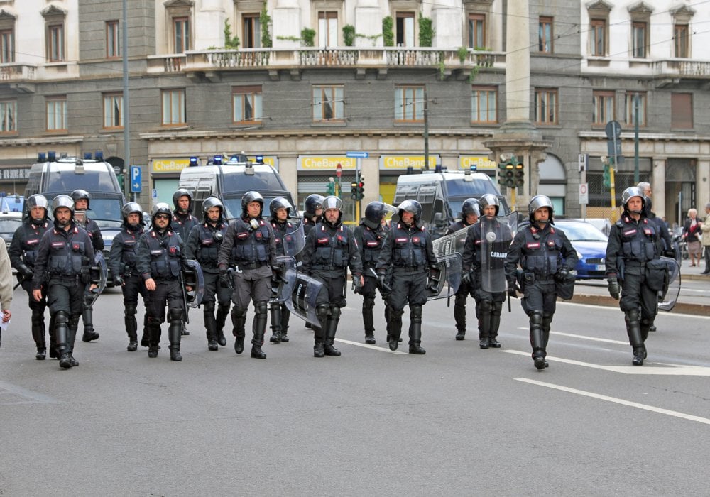 Район в срочном порядке оцепили полицейские. Стоит отметить, что они вели себя весьма адекватно. Только на следующий день были зафиксированы столкновения. ©Роза Есенкулова