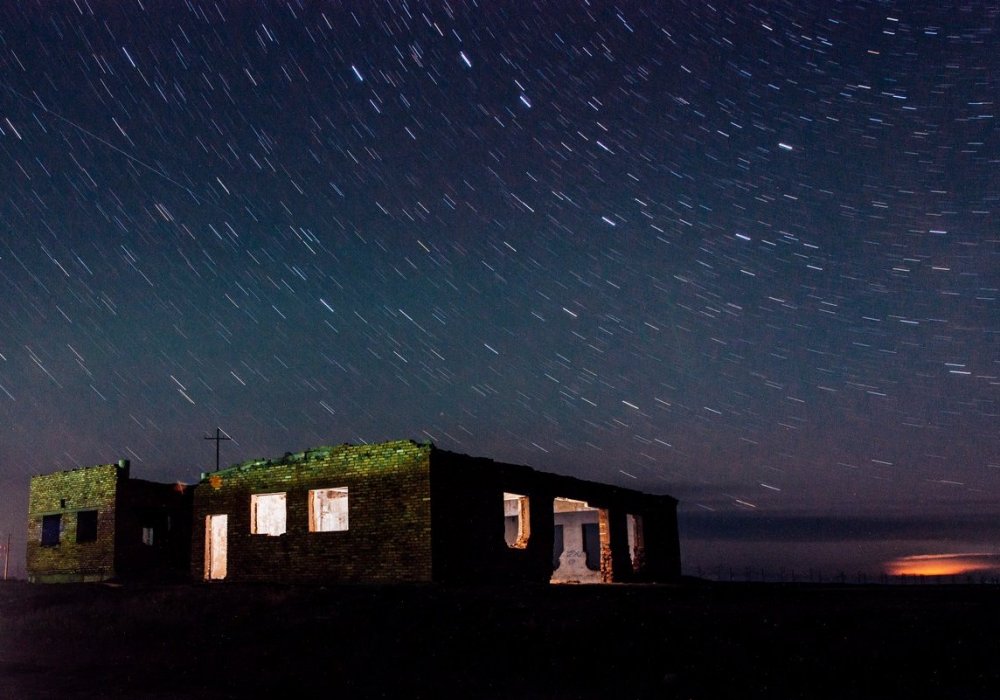 Сделать такую фотографию непросто. На самом деле в это время в деревне глубокая ночь. Чтобы добиться такой картинки, фотографу пришлось подсвечивать здание с помощью фонарика. Фото Турар Казангапов ©