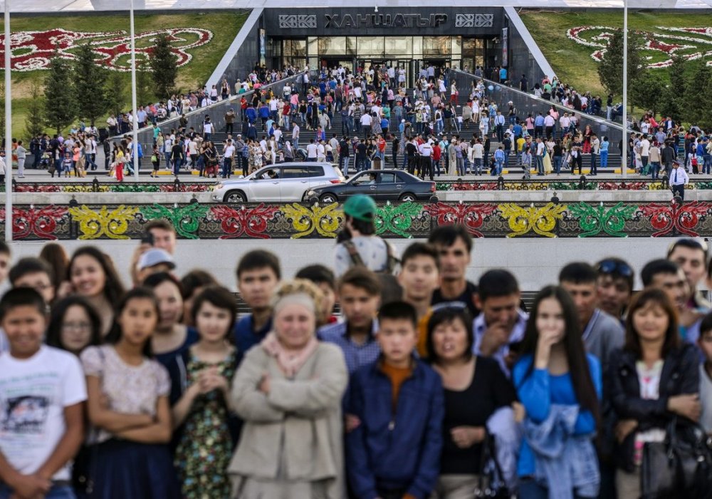 В праздничные дни на улицах города бывает многолюдно. Фото Турар Казангапов ©