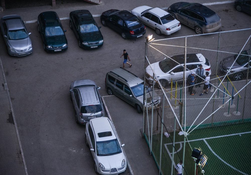 В отсутствии свободных мест водители вынуждены заезжать на площадку с турниками. Фото Турар Казангапов©