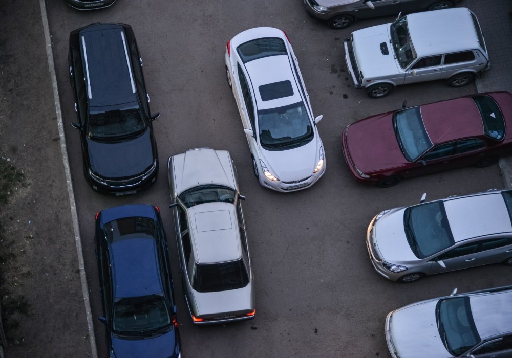 "Вот, смотрите, сейчас упрутся друг в друга, кому-то задом придется сдавать. Сейчас мы узнаем, кто из них более упертый, точнее, кто более гибкий. Вот этот человек уступил, видать, он более гибкий", - говорит столичный житель. Фото Турар Казангапов©