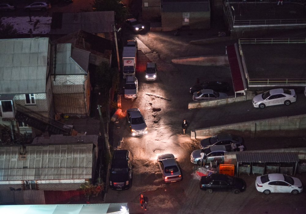 "Изначально должно быть так: дом и паркинг. Причем в паркинге количество мест равно 2N, где N - это количество квартир. То есть в два раза больше парковочных мест, у мужа и жены автомобиль. В идеале так должно быть", - считает он. Фото Турар Казангапов©