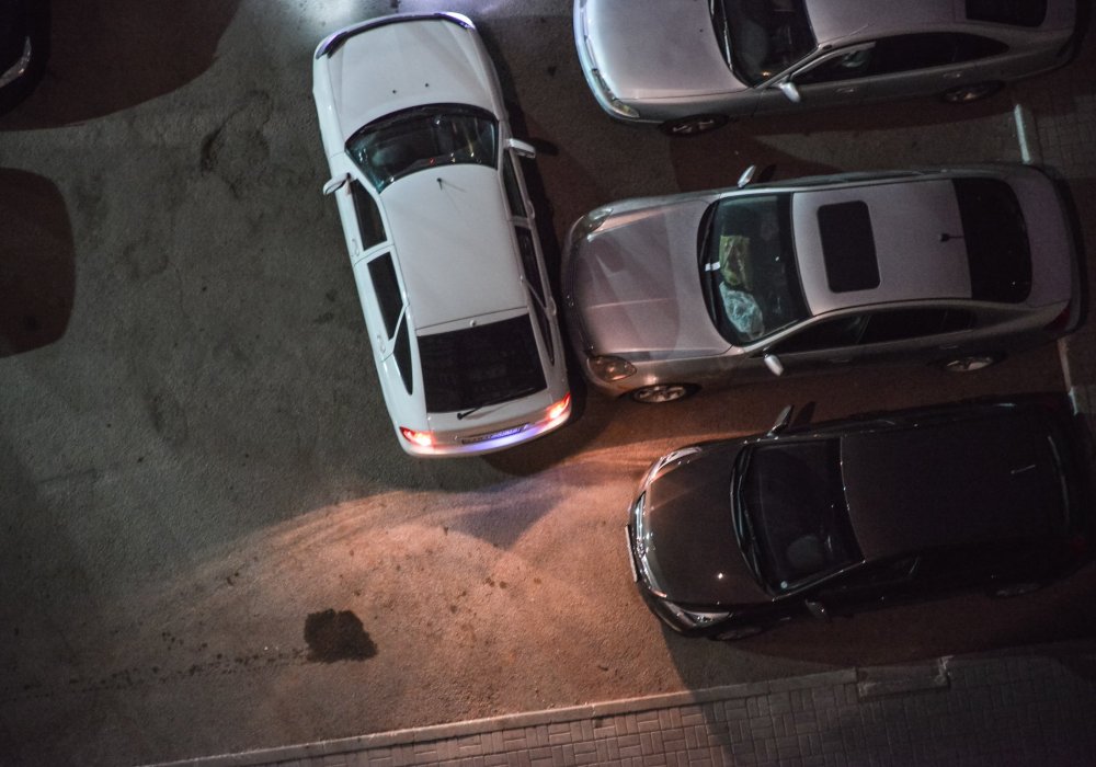 В это время мы наблюдаем, как один водитель припарковал свое авто так, что напрочь перекрыл выезд машинам своих соседей. "Вот эти двое утром будут заперты. А представьте, у одного из них жена беременная, и у нее начались схватки...", - строит предположения наш собеседник. Фото Турар Казангапов©